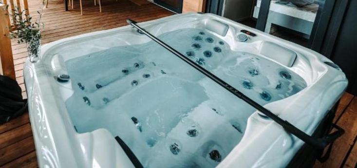 Sea House Pool & Jacuzzi - Privilege Point Camping & Villas 셀스 외부 사진